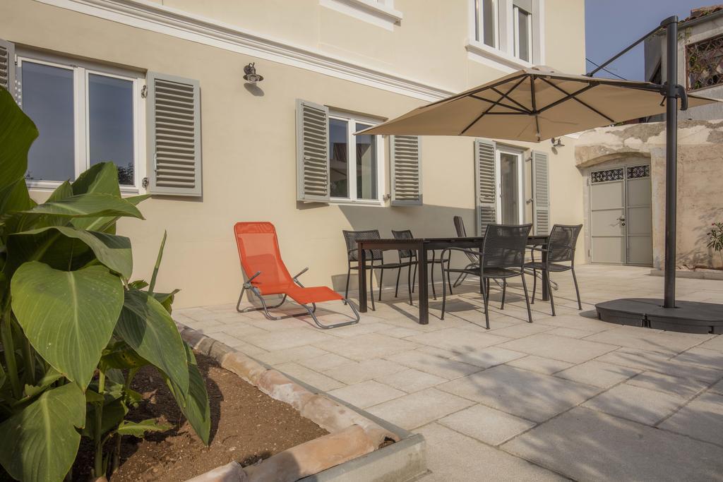 Apartments Villa Adrienne 木洛希尼 外观 照片