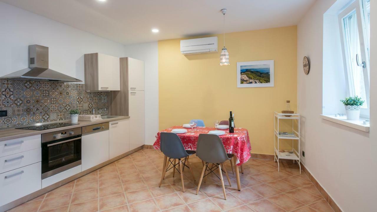 Apartments Villa Adrienne 木洛希尼 外观 照片
